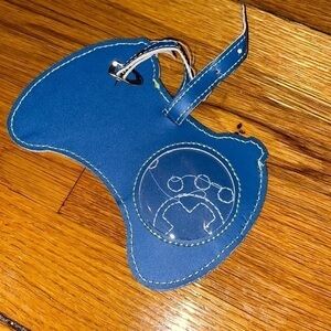 Kids gamer luggage tag cracking on strap.